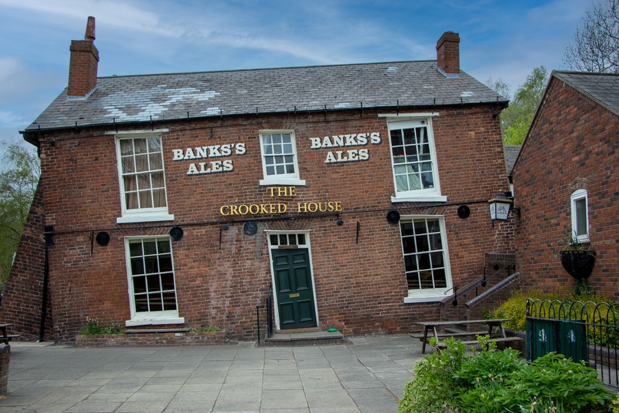 Crooked House owners ordered to rebuild wonky pub